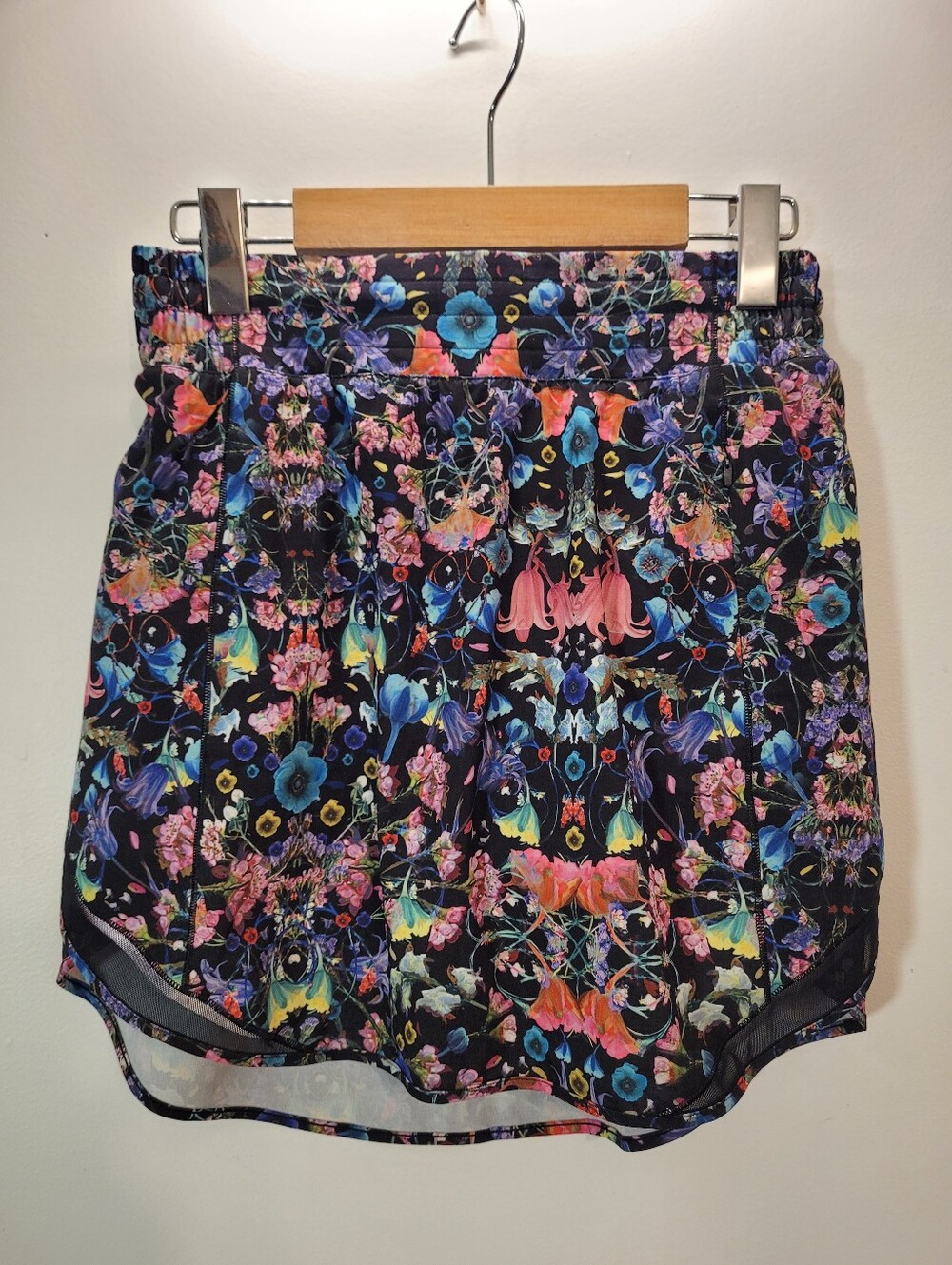 Lululemon Hotty Hot High-Rise Skirt Flowerscope Black Multi - Size 6